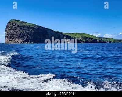 Blick auf steile Klippen von der Münzinsel der Isle de Coin de Mire Gunner mit Lavafelsen vor der Nordküste von Mauritius im Indischen Ozean, Mauritius Stockfoto