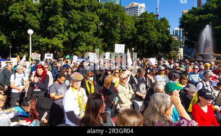 Sydney, Australien. 24. Mai 2023 Die Menge versammelt sich in Sydney, um Julian Assange zu unterstützen. Während des Protests sprachen seine Frau, sein Vater und sein Bruder vor der Menge. Kredit: Robert Wallace / Wallace Media Network / Alamy Live News Stockfoto