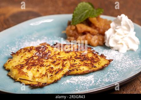 Bayrische süße rÃ¶sti auf einem Teller Stockfoto