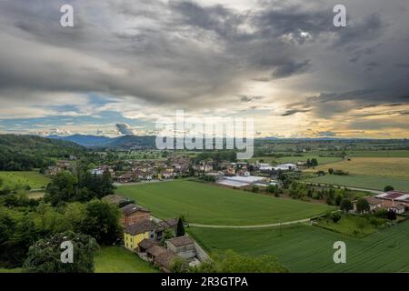 Panoramaaufnahmen von San Lorenzo, Castell'Arquato, Piacenza, Italien bei Sonnenuntergang Stockfoto