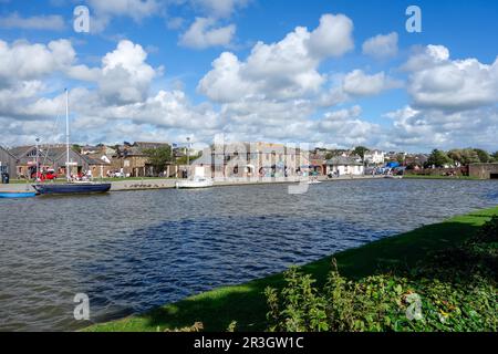 BUDE, CORNWALL, UK - AUGUST 12 : der Kanal in Bude in Cornwall am 12. August 2013. Nicht identifizierte Personen Stockfoto