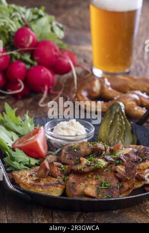 Bayerische Kartoffelgroestl auf Holz Stockfoto