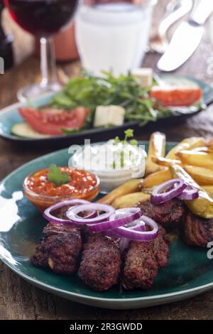 Griechischer Bifteki mit pommes frites Stockfoto