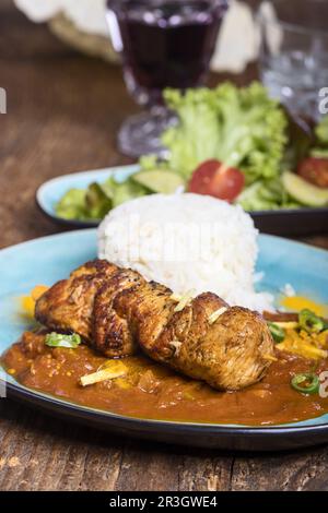 Indisches Hühnchen Tikka Masala auf Holz Stockfoto