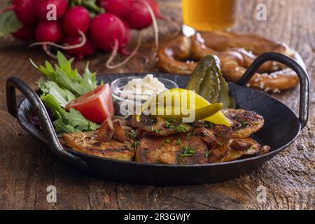 Bayerische Kartoffelgroestl auf Holz Stockfoto