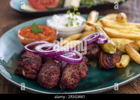 Griechischer Bifteki mit pommes frites Stockfoto