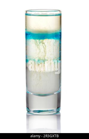 Schuss in Scheiben geschnitten Alkohol cocktail mit blauen Tropfen isoliert auf weißem Hintergrund Stockfoto