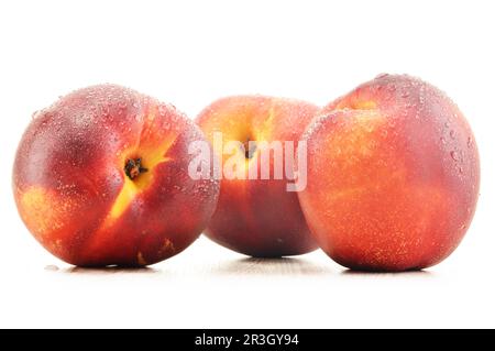 Drei frische Nektarinen isoliert auf weißem Hintergrund Stockfoto