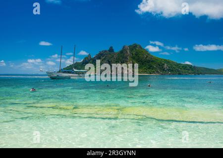 Sehr klares, türkisfarbenes Wasser auf Monuriki oder vergossene Insel, Mamanuca Inseln, Fidschi Stockfoto