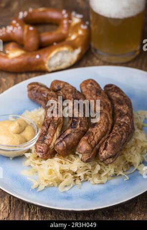 Nürnberger Würstchen mit Sauerkraut auf dem Teller Stockfoto