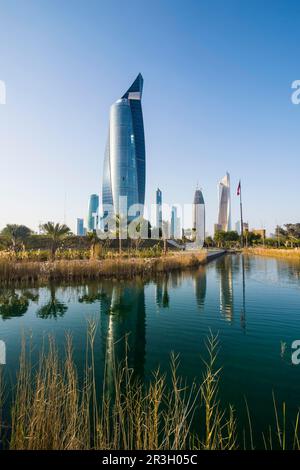 Al Hamra Tower und Al Shaheed Park, Kuwait City, Kuwait Stockfoto