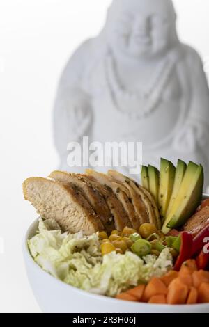 Buddha Bowl mit Huhn auf weiß Stockfoto