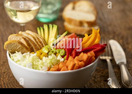 Buddha Bowl mit Huhn auf Holz Stockfoto