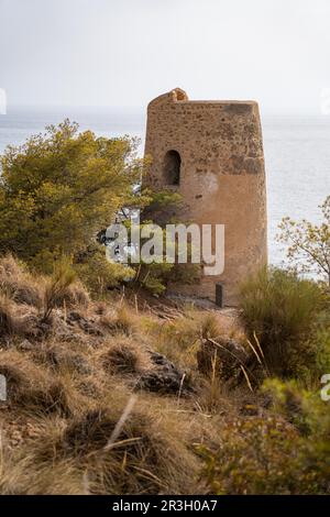 Torre de la Caleta, Klippen von Maro-Cerro Gordo, Nerja, Spanien Stockfoto