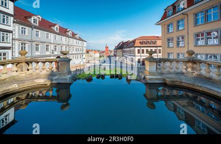 Blick vom Wasserkunstbrunnen am Schlossberg auf den wichtigsten Marktplatz mit historischem Rathaus, Gotha, Thüringen, Deutschland Stockfoto