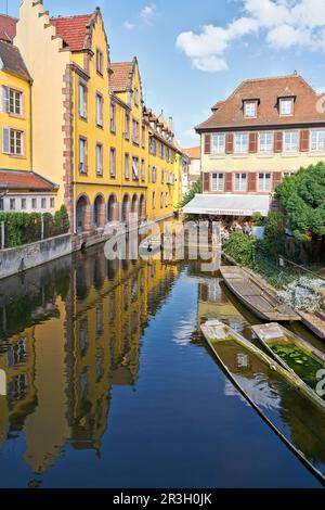 Der Fluss Lauch mit Booten für Touristen im Stadtteil La Petite Venise im malerischen Colmar Stockfoto