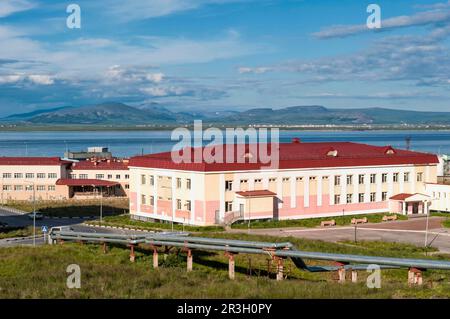 Farbige Wohnungen, sibirische Stadt Anadyr, Provinz Chukotka, Russischer Fernost Stockfoto