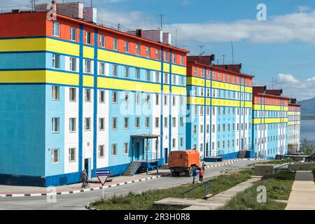 Farbige Wohnungen, sibirische Stadt Anadyr, Provinz Chukotka, Russischer Fernost Stockfoto