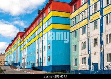 Farbige Wohnungen, sibirische Stadt Anadyr, Provinz Chukotka, Russischer Fernost Stockfoto