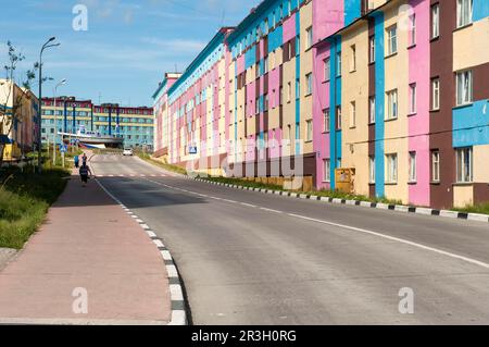 Farbige Wohnungen, sibirische Stadt Anadyr, Provinz Chukotka, Russischer Fernost Stockfoto