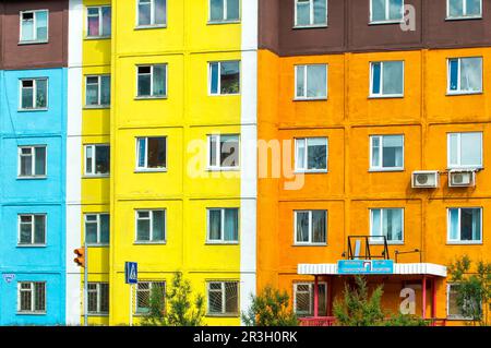 Farbige Wohnungen, sibirische Stadt Anadyr, Provinz Chukotka, Russischer Fernost Stockfoto