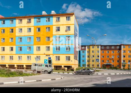 Farbige Wohnungen, sibirische Stadt Anadyr, Provinz Chukotka, Russischer Fernost Stockfoto