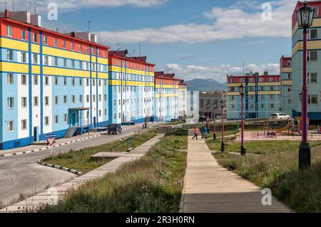 Farbige Wohnungen, sibirische Stadt Anadyr, Provinz Chukotka, Russischer Fernost Stockfoto