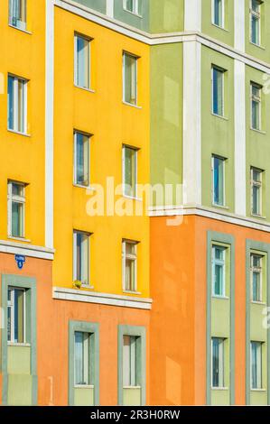 Farbige Wohnungen, sibirische Stadt Anadyr, Provinz Chukotka, Russischer Fernost Stockfoto