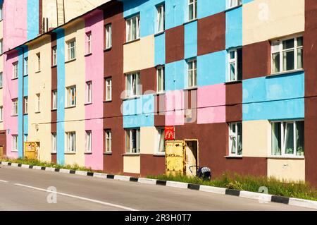 Farbige Wohnungen, sibirische Stadt Anadyr, Provinz Chukotka, Russischer Fernost Stockfoto