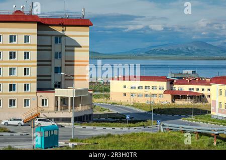 Farbige Wohnungen, sibirische Stadt Anadyr, Provinz Chukotka, Russischer Fernost Stockfoto