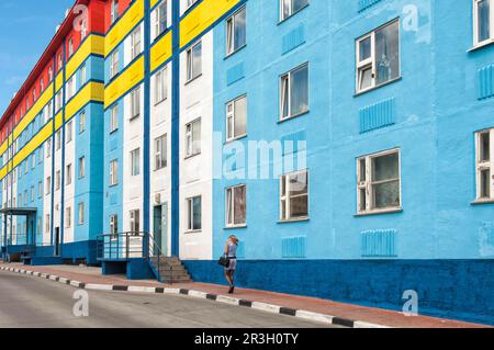 Farbige Wohnungen, sibirische Stadt Anadyr, Provinz Chukotka, Russischer Fernost Stockfoto