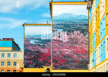 Farbige Wohnungen mit Chukchi-Wandgemälden, sibirische Stadt Anadyr, Provinz Chukotka, russischer Fernost Stockfoto