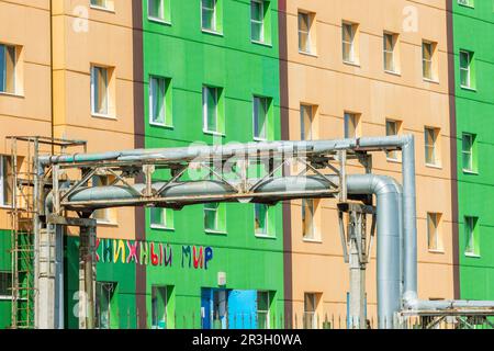 Farbige Wohnungen, sibirische Stadt Anadyr, Provinz Chukotka, Russischer Fernost Stockfoto