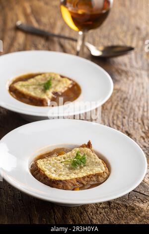 Französische Zwiebelsuppe auf Holz Stockfoto