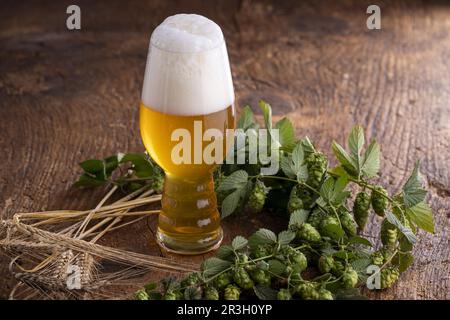 Indianerblass-Ale auf Holz Stockfoto