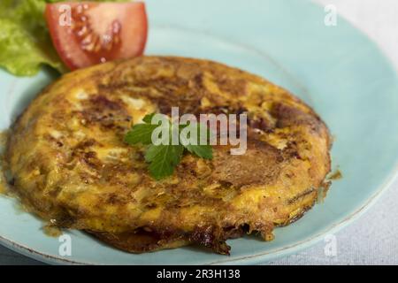 Tortilla espanola auf einem Teller Stockfoto