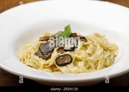 Schwarzer Trüffel auf hausgemachter Pasta Stockfoto