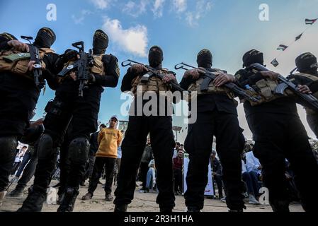 Gaza, Palästina. 19. Mai 2023. Islamische Dschihad-Kämpfer nehmen an einem Gedenken an bewaffnete Führer und Aktivisten Teil, die Israel in den fünftägigen Kämpfen in Gaza-Stadt getötet hat. (Foto: Yousef Masoud/SOPA Images/Sipa USA) Guthaben: SIPA USA/Alamy Live News Stockfoto