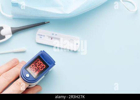 Pulsoxymeter zur Messung der Sauerstoffsättigung in Blut und Herzfrequenz. Pulsoxymeter an der Hand des Patienten Stockfoto