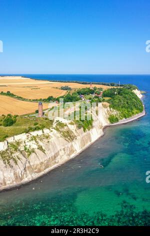 Blick aus der Vogelperspektive auf das Kap Arkona auf der Insel RÃ¼gen an der Ostsee mit Leuchtturm und Kreideklippen im Porträt in Deutschland Stockfoto