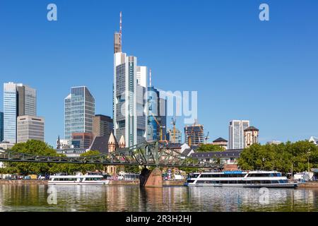 Frankfurter Skyline mit der Main Eiserner Steg Brücke Reisen Sie in Deutschland Stockfoto