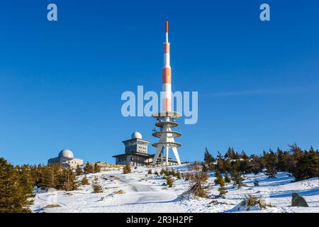 Gipfel des Berges Brocken in Harz mit Schnee im Winter in Deutschland Stockfoto
