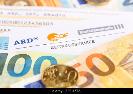 Beitragsdienst von ARD und ZDF Rundfunkgebühr Rundfunkbeitrag GEZ mit Geld in Deutschland Stockfoto