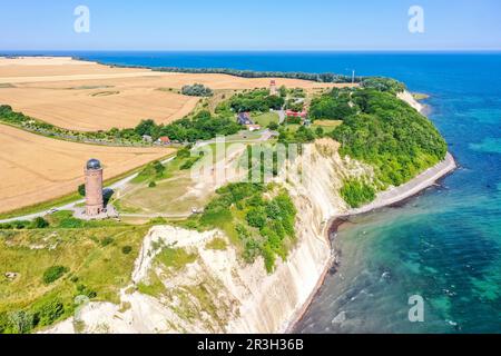 Blick aus der Vogelperspektive auf das Kap Arkona auf der Insel RÃ¼gen an der Ostsee mit Leuchtturm und Kreideklippen in Deutschland Stockfoto