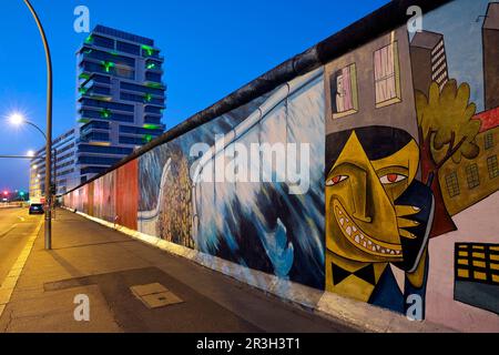 East Side Gallery am Abend, Wandgemälde des Künstlers Jim Avignon und seiner Freunde und Kani Alavi, Berlin Stockfoto