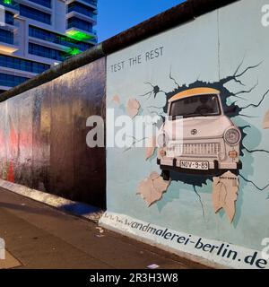 Wandmalerei Testen Sie den Rest mit Trabi, Künstler Birgit Kinder, East Side Gallery, Berlin Stockfoto