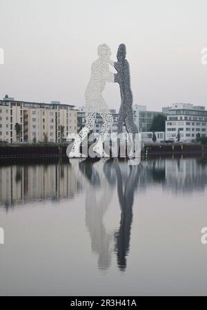 Molecule man, ein monumentales Kunstwerk in der Spree, Berlin, Deutschland Stockfoto