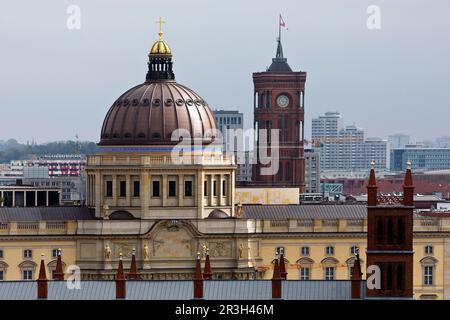 Humboldt Forum und Rotes Rathaus über den Dächern der Stadt, Berlin, Deutschland, Europa Stockfoto