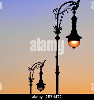 Alte Berliner Gaslaternen auf der Straße unter den Linden bei Sonnenuntergang, Berlin, Deutschland, Europa Stockfoto