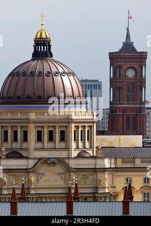 Humboldt Forum und Rotes Rathaus über den Dächern der Stadt, Berlin, Deutschland, Europa Stockfoto